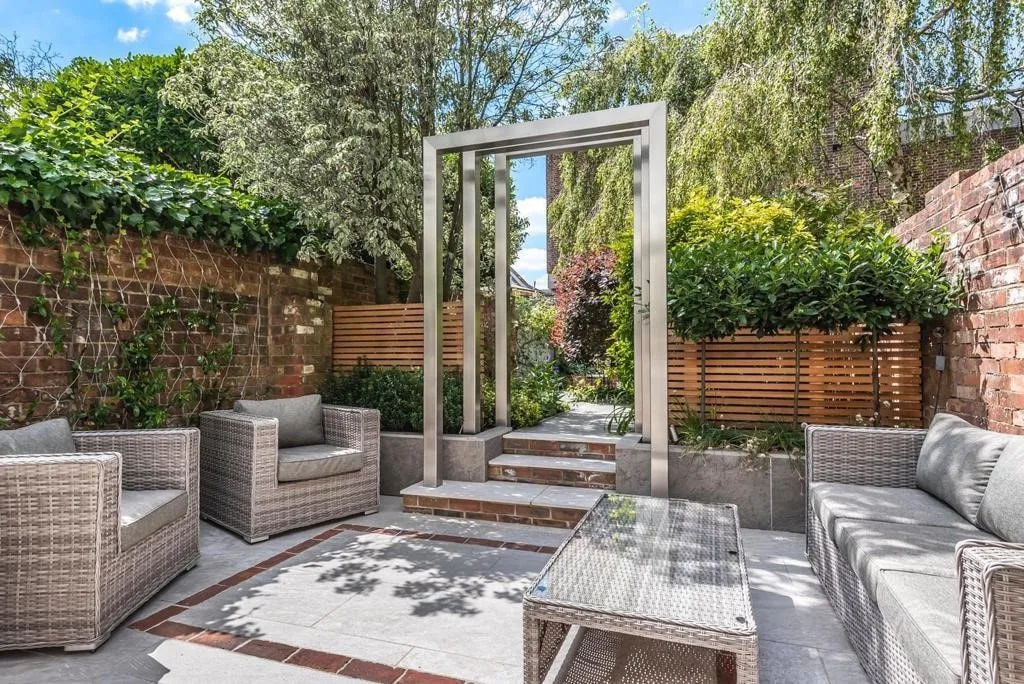 Outdoor Seating Areas amenity image at Binghatti Amberhall