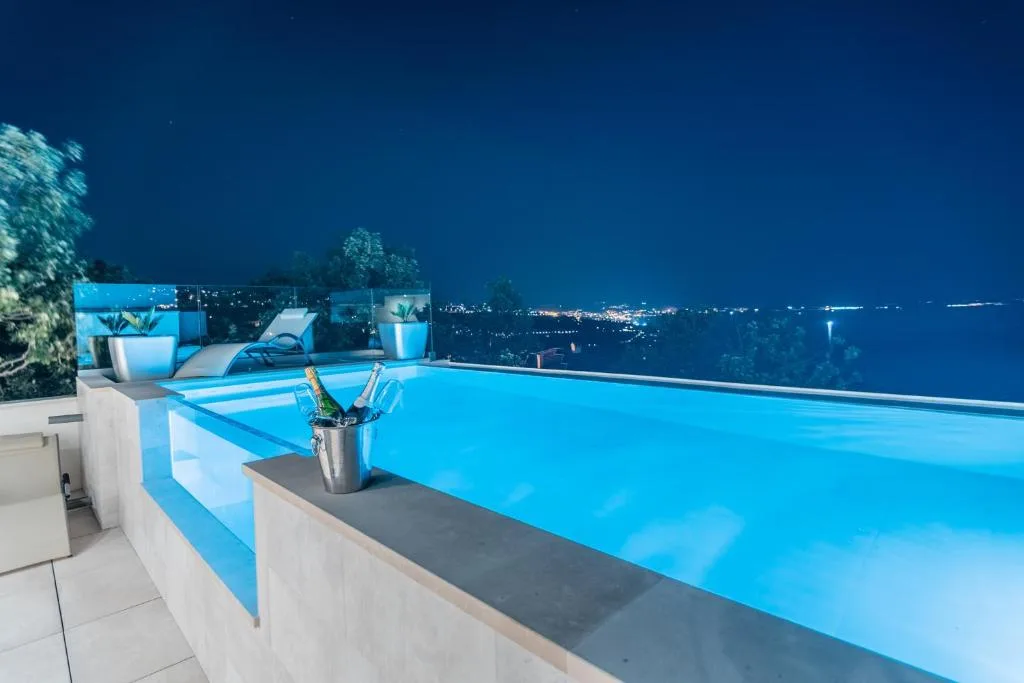 Rooftop Swimming Pool amenity image at The Arthouse
